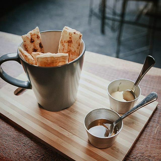 Nosso Waffle é feito com massa de pão de queijo com queijo da Serra da Canastra e acompanha Manteiga e Mel. Ótima opção pra terminar o dia e a semana.
Estamos abertos de Segunda à Sexta das 08h às 19h e de Sábado das 10h às 17h. ift.tt/2J518zJ