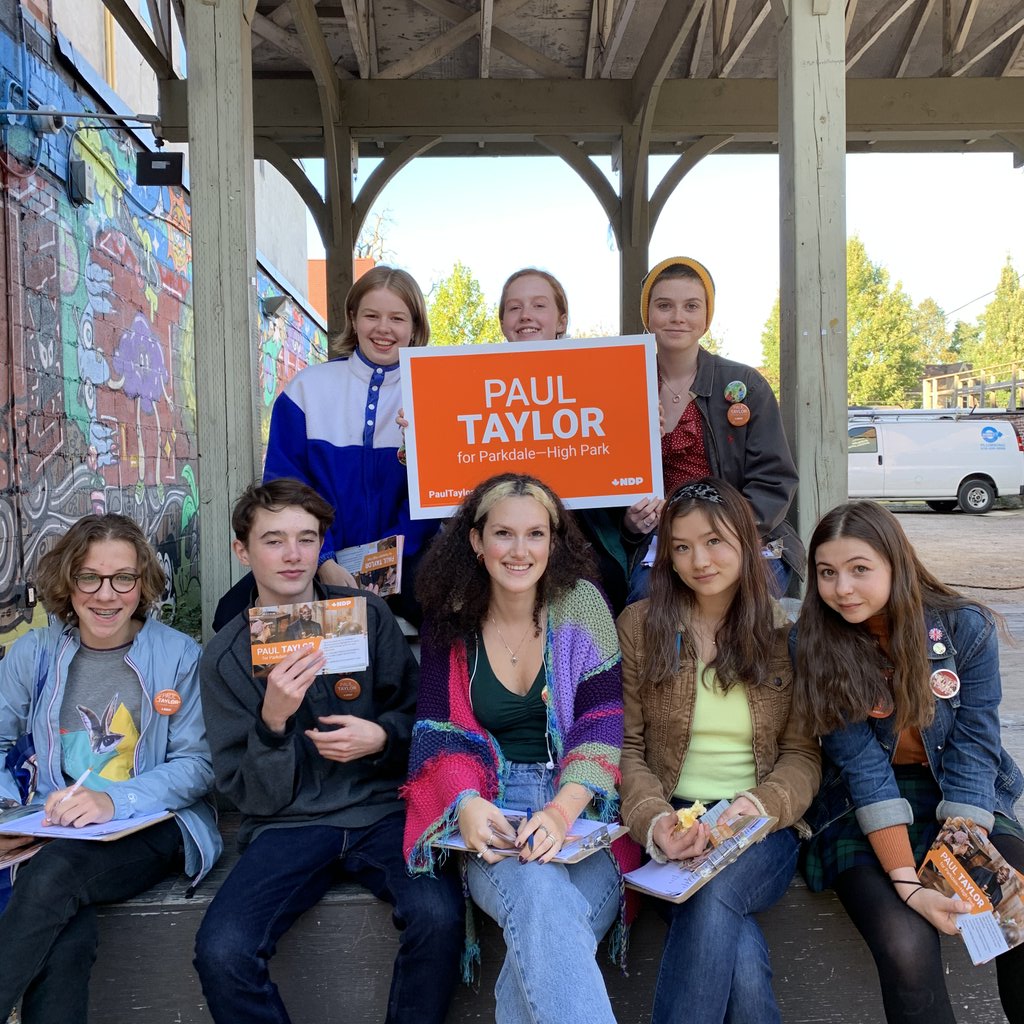 PaulTaylorTO's tweet image. These high schoolers from Humberside CI &amp;amp; Ursula Franklin Academy are out knocking on doors for me today! I’m fighting for young people and to make life more affordable for them in the future—so glad to have them on my team. #ParkHP #PT4MP #UpRiSingh #NDP #cdnpoli #elxn43
