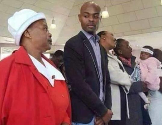 MohlahliC's tweet photo. #YouKnowKuBadWhen when mom looks at you like👀 when visitors are drinking cool drink https://t.co/JbxhmsHfF8