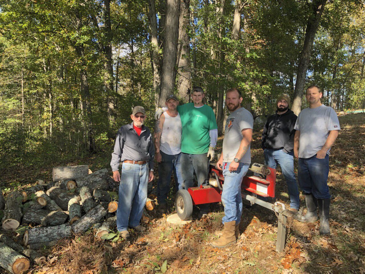 RecoveryPointWV's tweet image. Yesterday, Recovery Point Huntington program participants volunteered by cleaning up trees and gathering firewood for some elderly residents in Kentucky. 🌳🍂

An essential part of recovery, is learning to give back to others. Thank you men for your willingness! 👏🏼

#RPWV