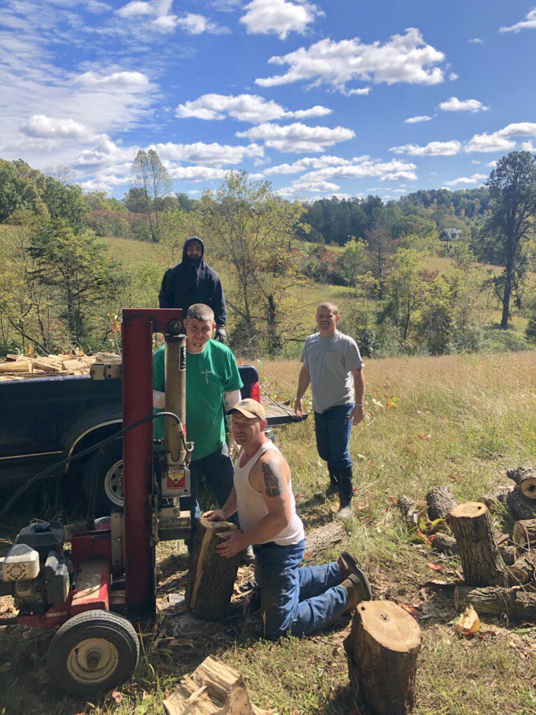 RecoveryPointWV's tweet image. Yesterday, Recovery Point Huntington program participants volunteered by cleaning up trees and gathering firewood for some elderly residents in Kentucky. 🌳🍂

An essential part of recovery, is learning to give back to others. Thank you men for your willingness! 👏🏼

#RPWV
