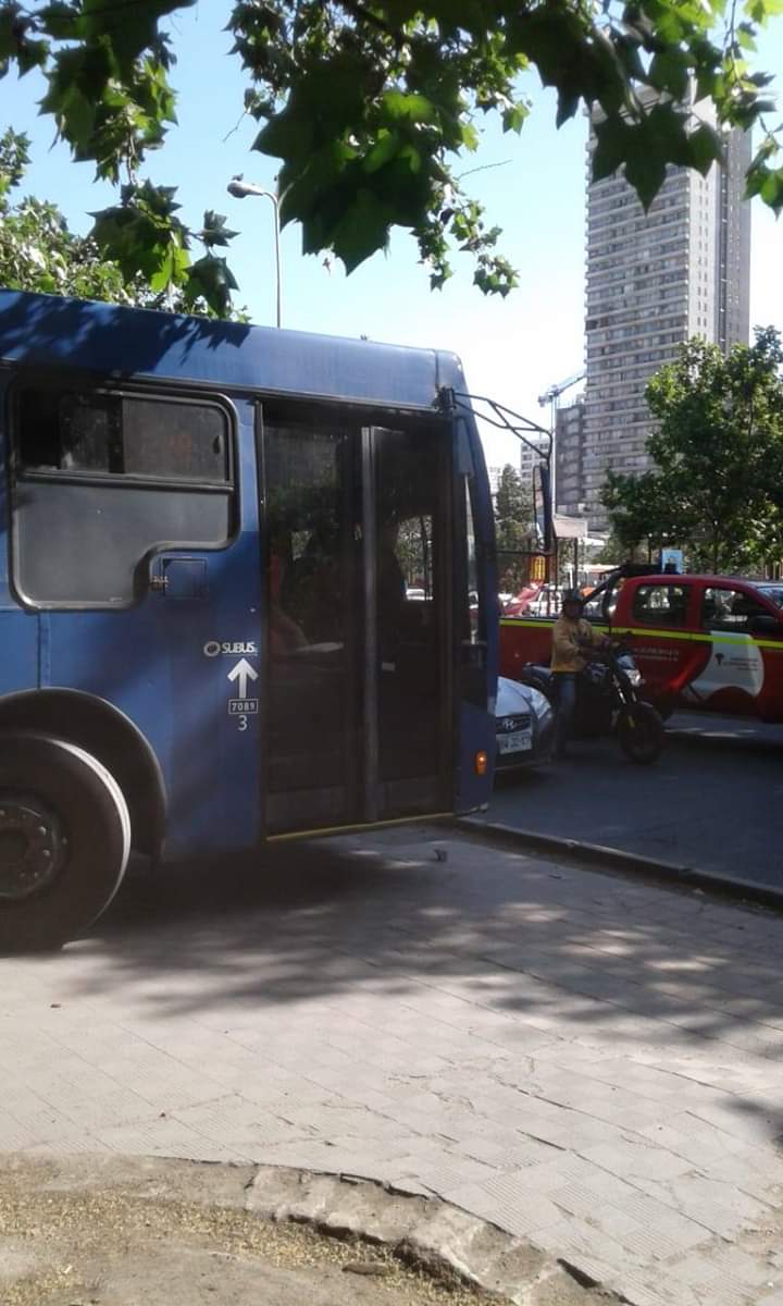 informanred's tweet photo. #AlertaIRED Bus del Transantiago circula por parque Forestal por falta de vías por donde transitar por protestas masivas en la ciudad. https://t.co/f8Xy1Vk6cf