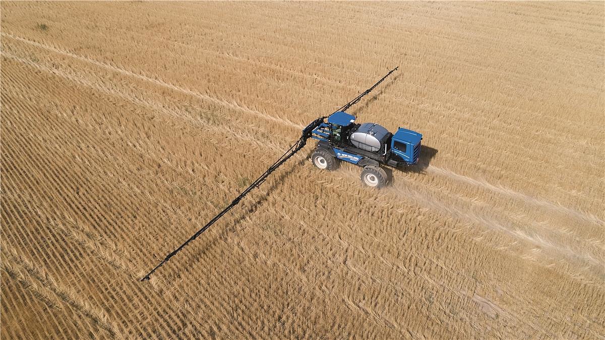 YorktonNH's tweet photo. Spray with maximum precision with Guardian™ front boom sprayers with IntelliSpray™ nozzle technology and New Holland Precision Land Management (PLM™). #Guardian #IntelliSpray https://t.co/Vsh1Uvby7w https://t.co/xjDyJY3opm