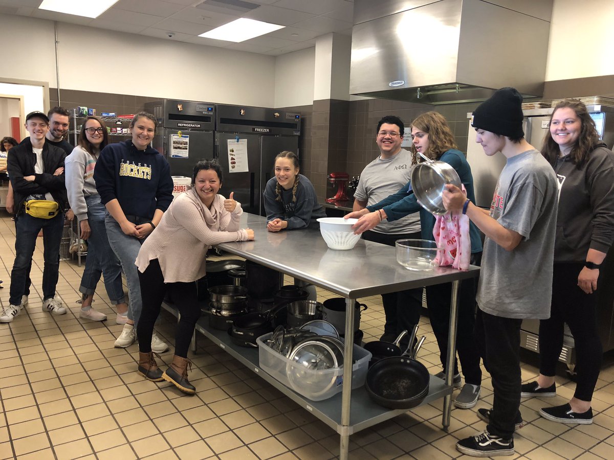 AlphaPhiOmegaUT's tweet photo. Great end to the week helping cook dinner at Ronald McDonald House. This week our members participated in Random Acts of Kindness throughout campus and off! 💛❤️#RMH #RAK #weloveservice https://t.co/TTZIS6jSEZ