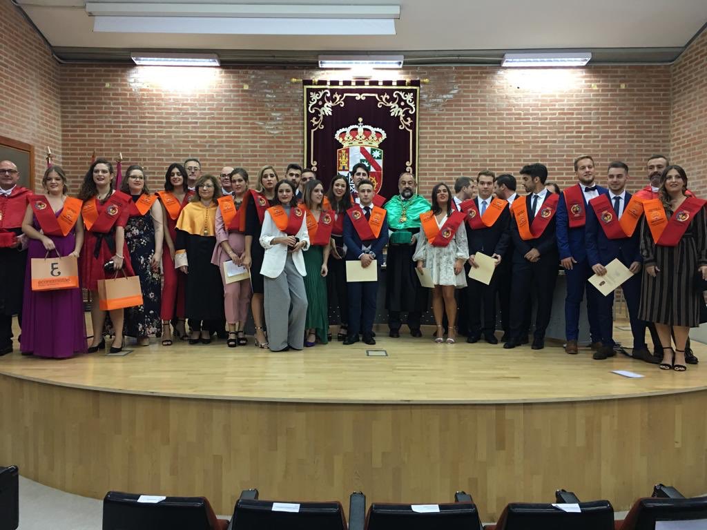 GardeJulian's tweet photo. Gracias @ftaadcee_ab y @FacDerechoAB x invitarme a Graduación de I promoción de Doble Grado Derecho-Economia. Enhorabuena y agradecimiento a graduad@s.Felicidades a familiares. El mayor de mis reconocimientos para PDI y PAS.🙏 x darme la oportunidad de formar parte de la Historia https://t.co/UXH3o5lNOC