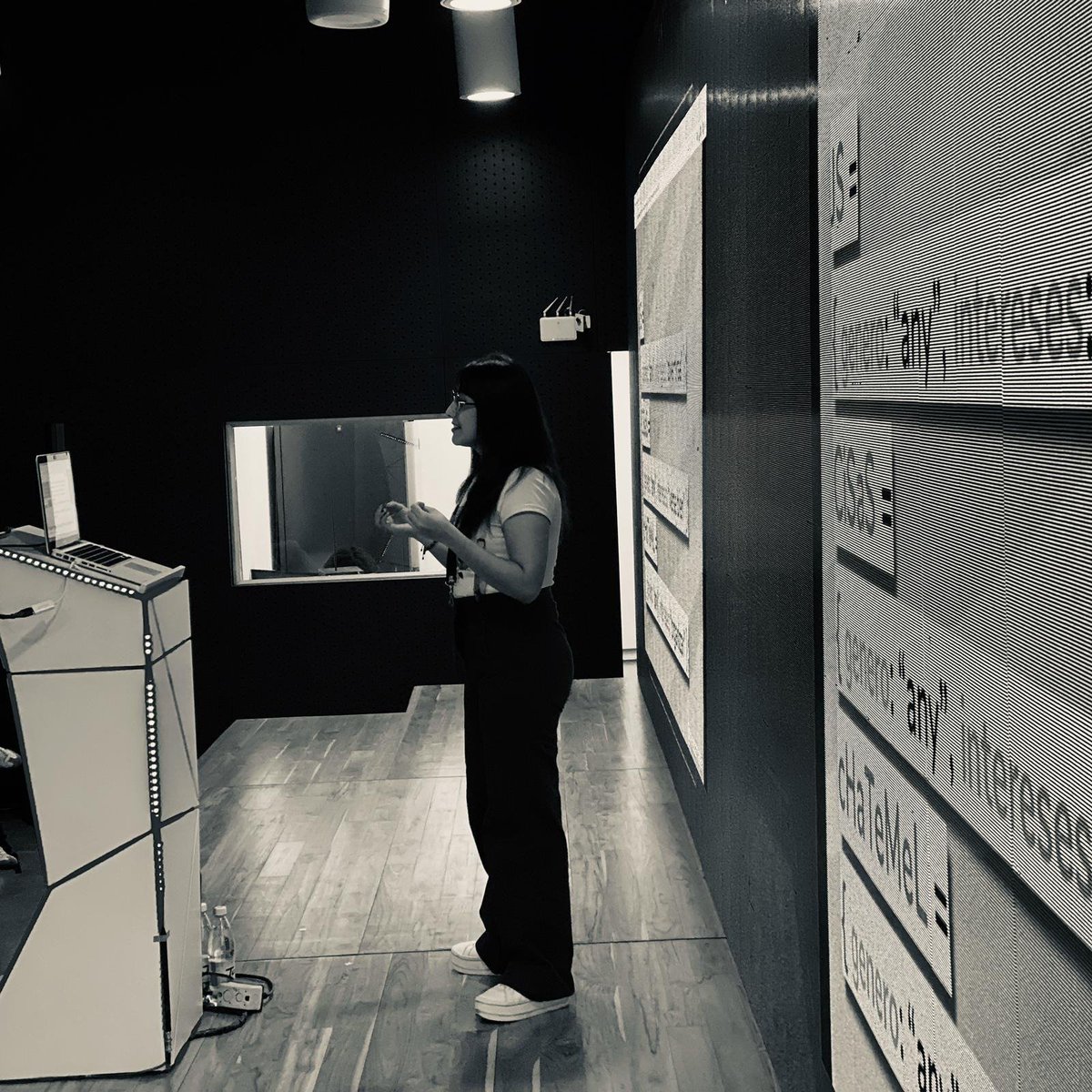 jsconfco's tweet image. Ahora mismo @vanessamarely nos cuenta una historia muy entretenida. Nos muestra como podemos fomentar el aprendizaje dinámico integrando código, gráficos, imágenes y narrativa. ✨🤓