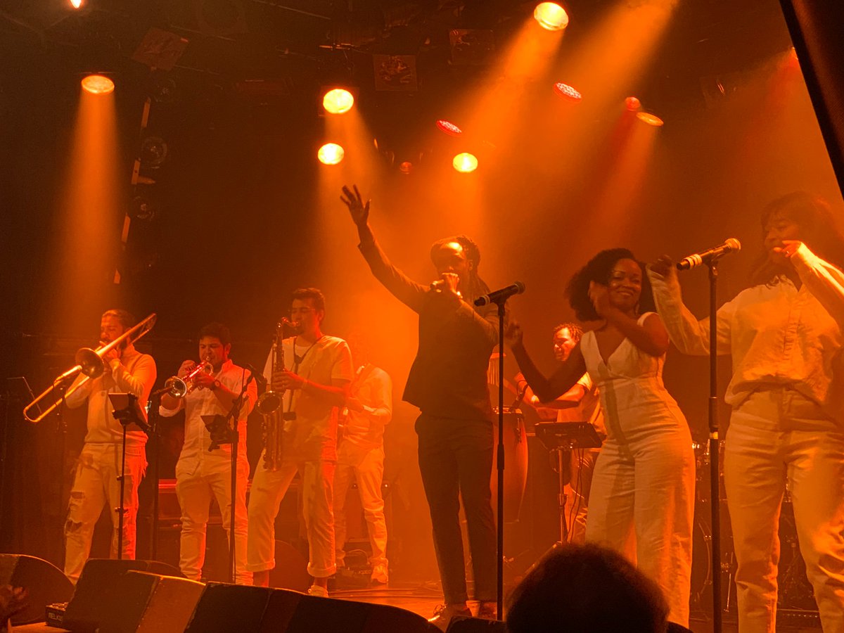 saulvanstapele's tweet photo. Akwasi speelt zijn nieuwe materiaal voor het eerst live met band. Kei-hard. Volgend jaar op alle festivals 🔥 #ade19 #adebeats https://t.co/XOzqC8hcgU