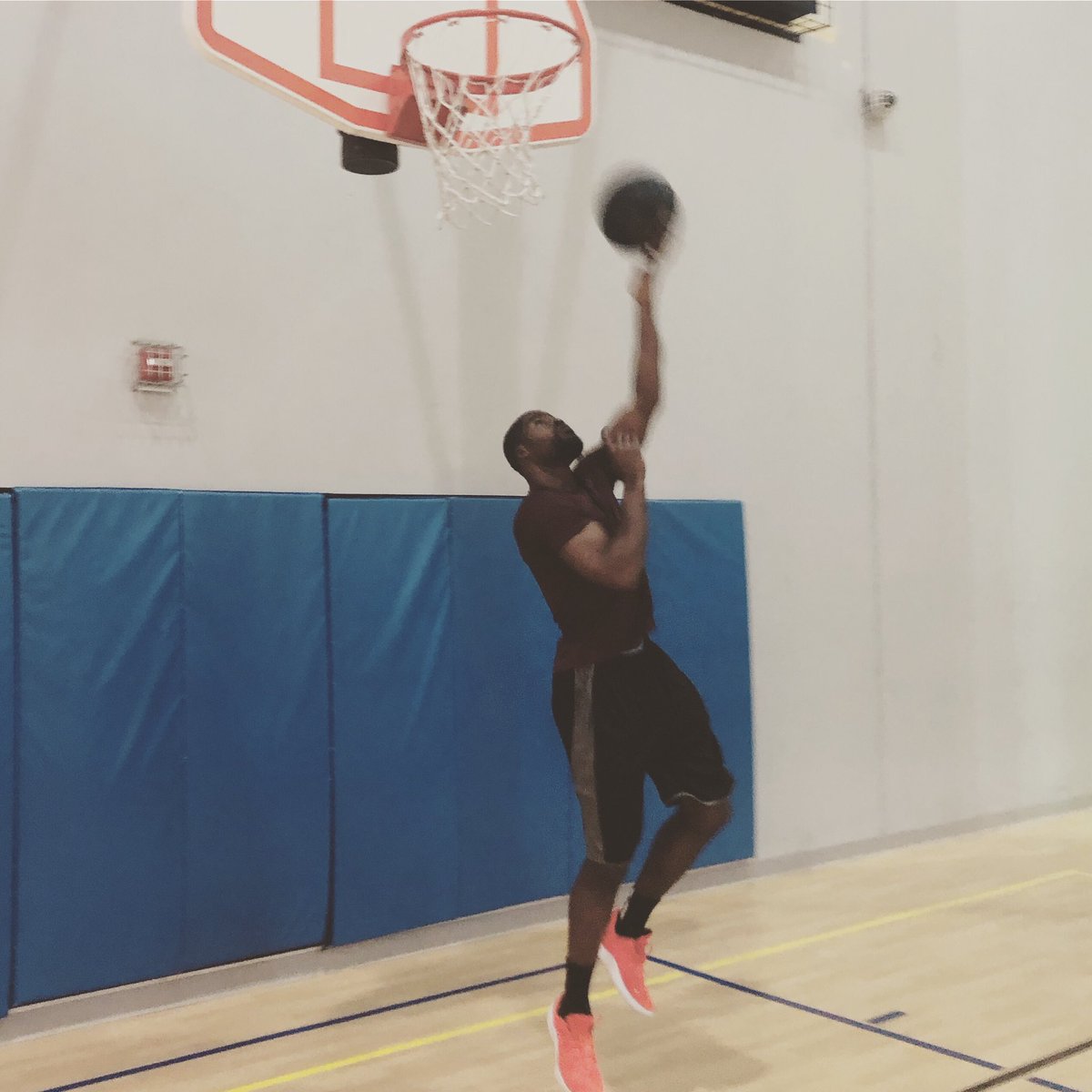 gopele's tweet photo. Been on this “Mikan Drill” at every training session the past 2 weeks. Been finishing my “bunnies” layups , cut , catch , flick it up , bucket. #reverse #2feet #1leg #addEnglish #kyrie #layupPackage https://t.co/pjwo2uaV6V