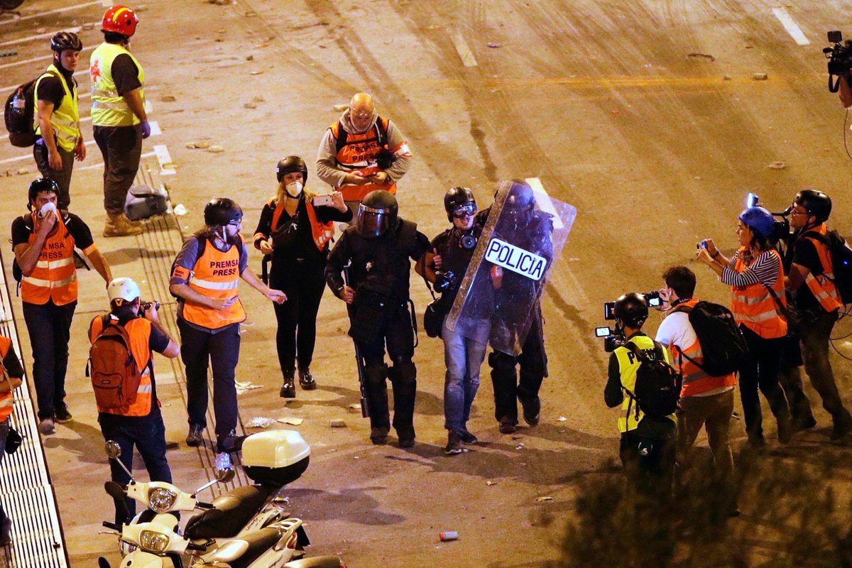 Agents de la Policia Nacional han detingut un fotoperiodista d'El País mentre fotografiava una altra detenció
#SentènciaProcés #VagaGeneral18O 
bit.ly/2Mp0fnz