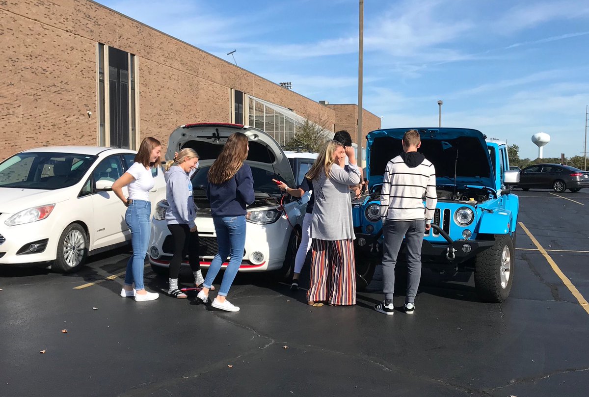 CastleHSKnights's tweet photo. We caught some students helping each other with a dead battery. They got it started!  #KindnessMatters #CHSPositivity #ThisIsCastle https://t.co/6ez7nmgLxh