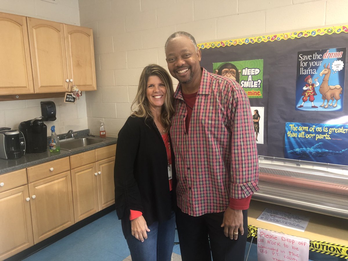 NBTO1's tweet photo. We support our fellow educators in Chicago!  #wearRedtoSupportPublicEd
#PutItInWriting #FairContractNow #ChiParksStrike @CTULocal1 @SharkeyCTU1 @nysut @nysutEVP https://t.co/jTP2NEpD0L