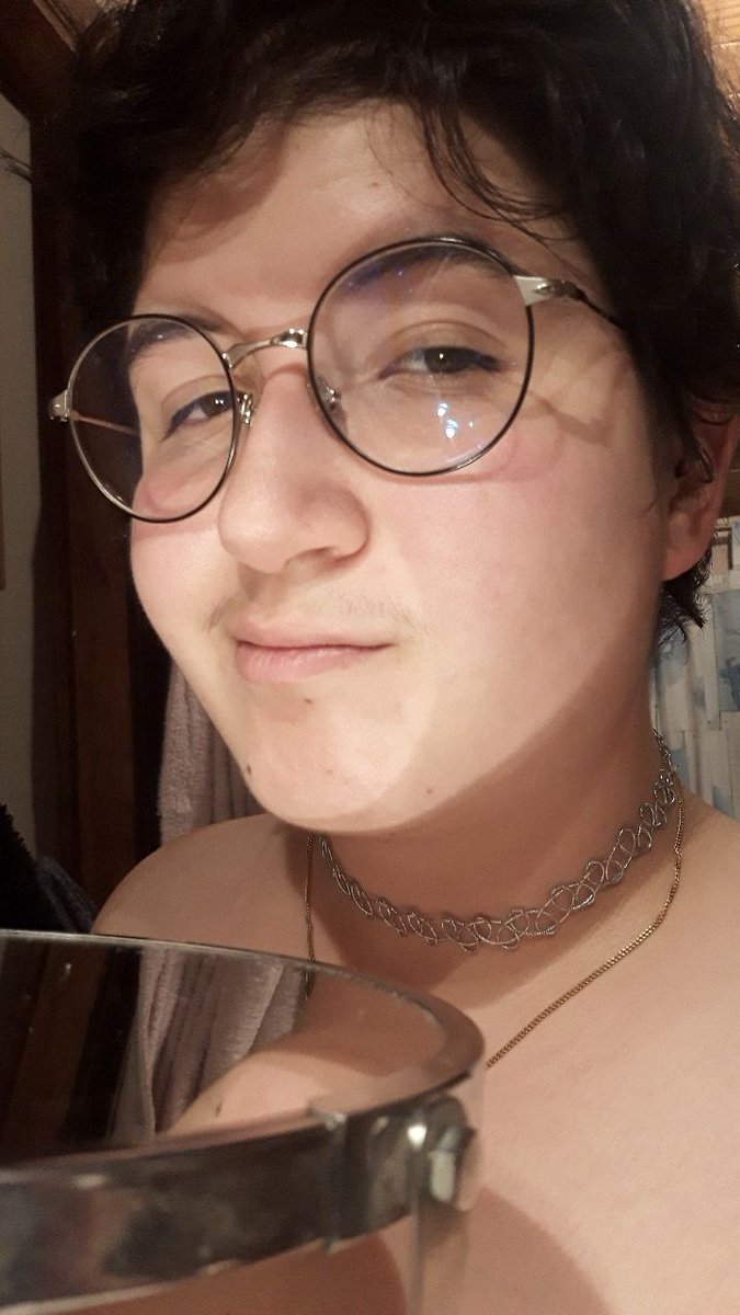 Tellingtodie's tweet photo. Votre p'tit mec trans à moustache pas encore sous T mais bientôt https://t.co/89h2GUpCJh