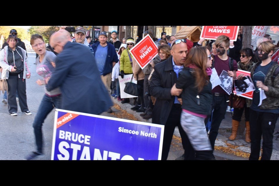 surveilz's tweet image. PHOTO BOMB

Trudeau and crew have their goons violently clear protestors in Orillia so that the dictator can get away with a picture perfect photo op.

They hide behind a veil of virtues, but they're most despicable authoritarian thugs in Canadian politics.

#elxn43 #cdnpoli
