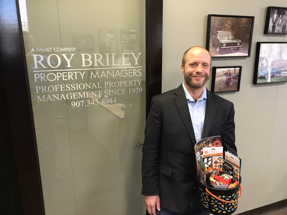 SheronKPatrick's tweet photo. I normally stop by @RoyBriley Property Managers to make my rent payment but today I brought them treats for the #BBBBizBlitz day!! Thanks for always being a great property management company to me as a renter but also a great #AccreditedBusiness with #BBBAK! @BBBNWP #Alaska https://t.co/VpBDazFOd6