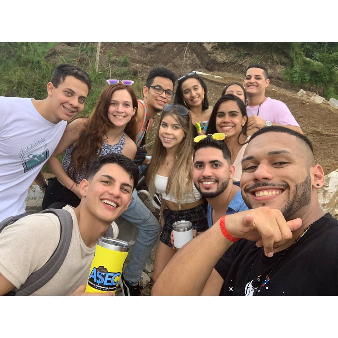 asec_uprb's tweet photo. Chinchorreo🚍 con AEC Rio Piedras😁 Gracias a todos los que asistieron
¡La pasamos espectacular!🎉💃🏼🕺
#AsecUPRB #AECRP https://t.co/JgskFCVvKm