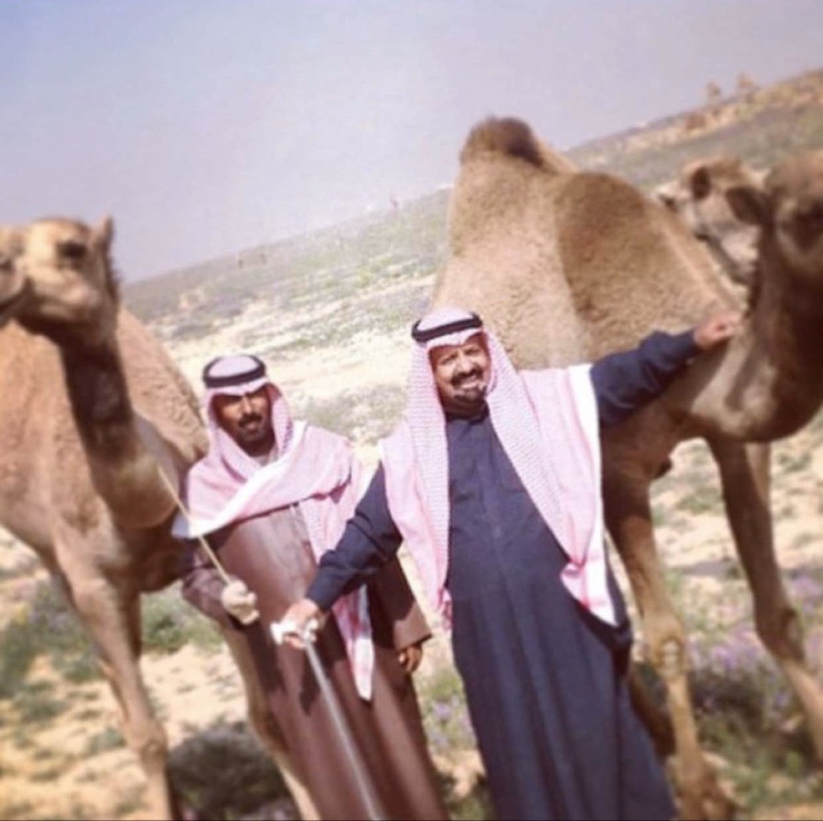 البشت يزهى منبع الطيب يمناه
ينخا بصبحا وينتخي…/  لا زهمته 

ولد الفخر  راعي الجميل المعلاه
جميلهم يثقل ليامن …/  ذكرته 

بيت الوفا ستر البنات العفيفاه
ابو معطرة النمش …/ لا عدمته

فاهم يزها البشت والبشت يزهاه
من غيره كحيلان جيت …وذخرته