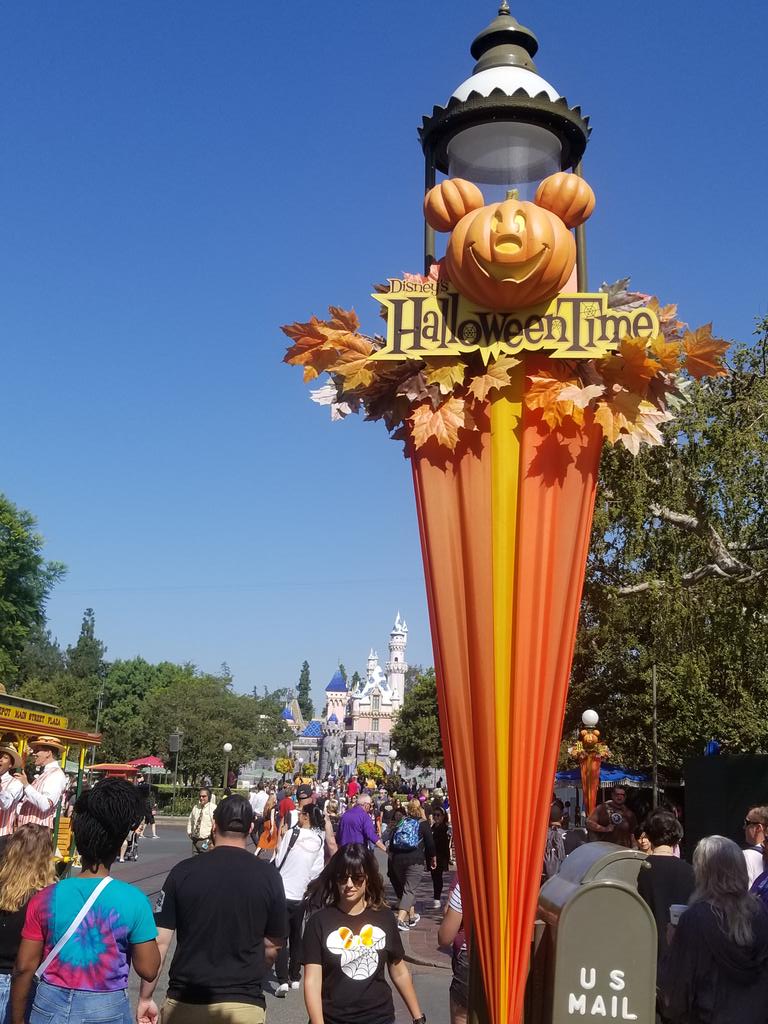 When the boss gives you the day off. #disneyland