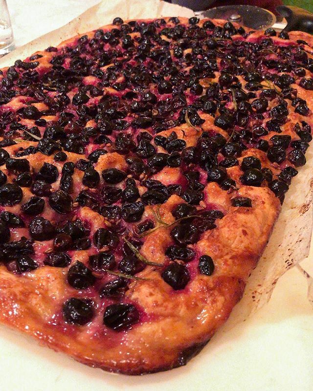 La focaccia all’uva del corso appena trascorso.🤤
Possiamo confermarlo, dai: siamo partiti alla grande💥e grazie di ❤️ per coloro che hanno partecipato.
Una schiacciata croccante e lievemente caramellata accoglieva dei meravigliosi acini di uva Groppello.
Che ricordo godurioso…