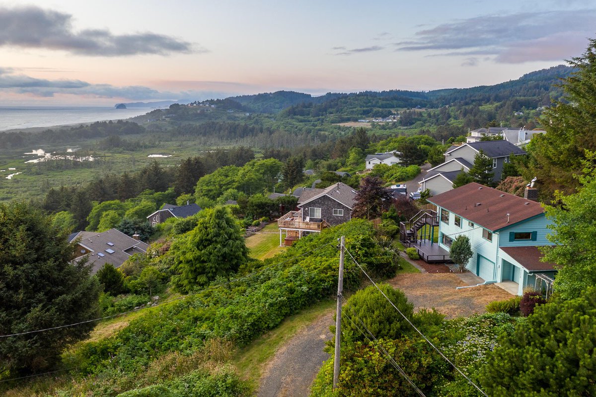 Family home with a GORGEOUS view! Home details at PamZielinski.com MLS# 19-447  #neskowin #neskowinoregon #neskowinhomes #neskowinproperty #oceanfront #oceanview #oceanhomes #liveatthebeach #beachhomes #vacationhomes #intel #ronleracres