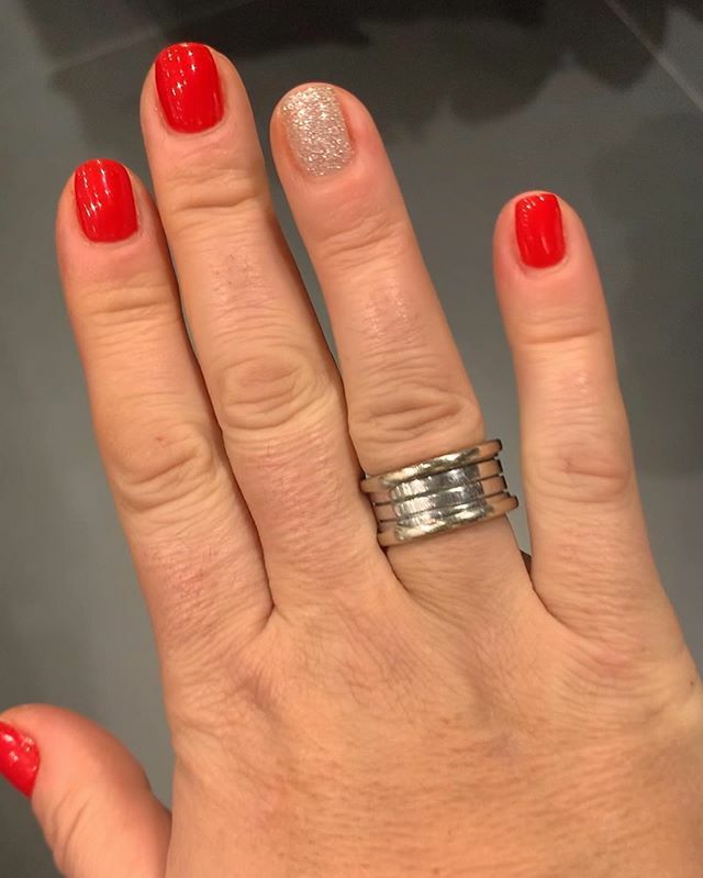 aguedanr_'s tweet image. Red and a touch of bright. Let the weekend begin! #bedifferentbeyou #manicure #lesalonails ift.tt/35Ic1Bb