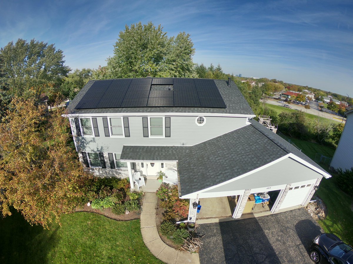 jasonthomas93's tweet photo. Install day in Schaumburg. #solar #chicagosolar https://t.co/m13lrjZkLI