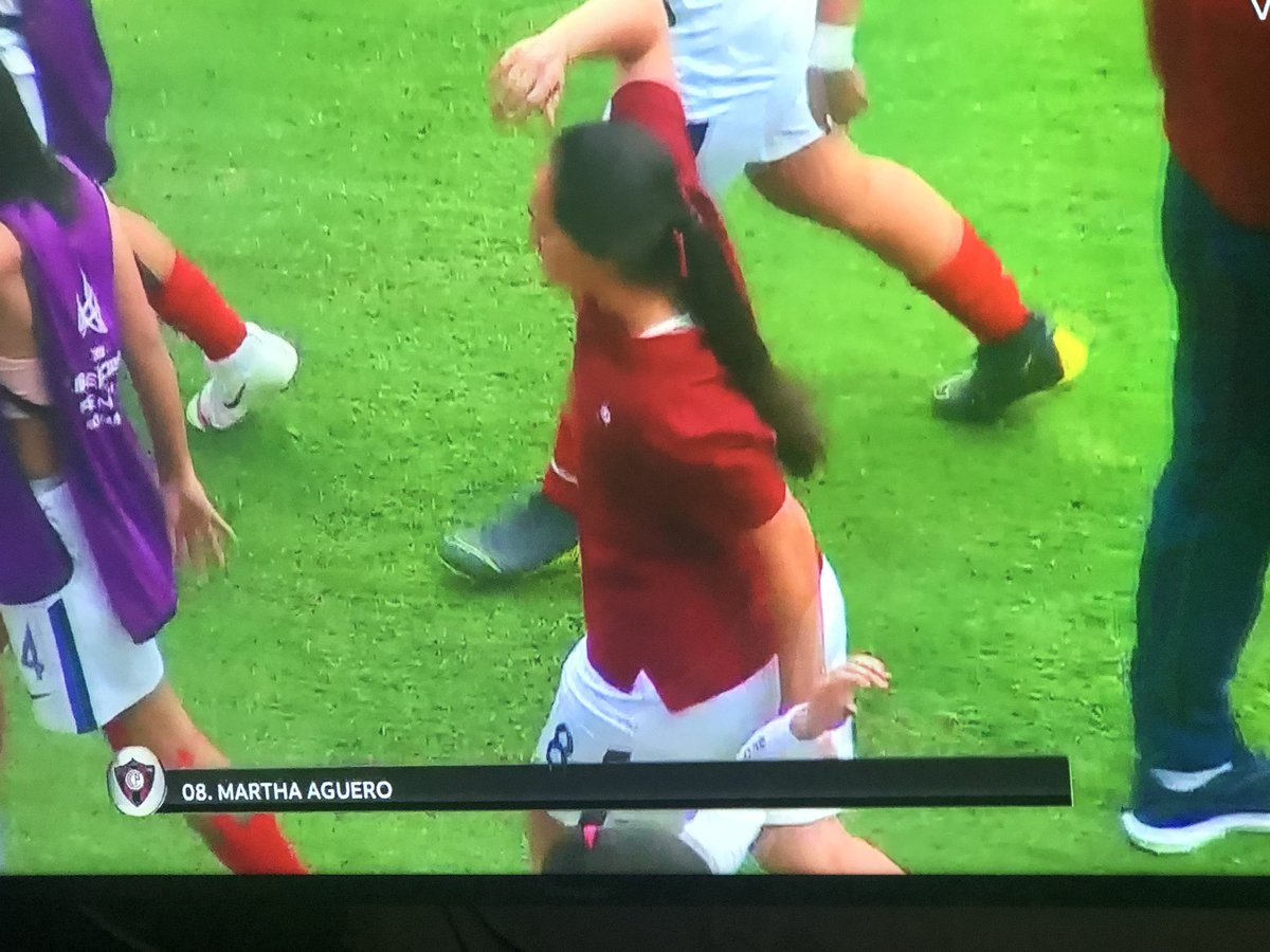 Rafaferlis's tweet photo. Ya tenemos imágenes de @FemeninoCAP desde Quito por #VeraMas. #VamosCarboneras 🖤💛 https://t.co/58kNHo6dDk