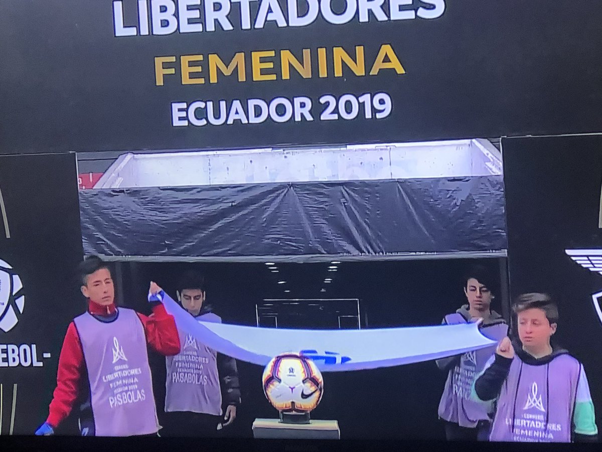 Rafaferlis's tweet photo. Ya tenemos imágenes de @FemeninoCAP desde Quito por #VeraMas. #VamosCarboneras 🖤💛 https://t.co/58kNHo6dDk