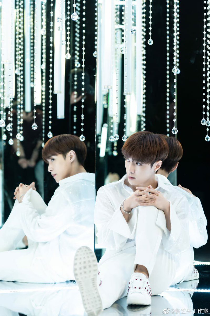 AnggitaReal's tweet photo. Gatau musti ngomong apa, tapi yang pasti, EXO mempunyai SEMBILAN member. Yang ada hanya EXO OT9.

#EXOLPromiseLay #EXO @layzhang https://t.co/oYnefxCzKR