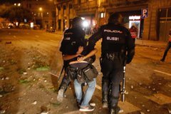 Reclamem l'immediat alliberament del fotoperiodista <a href="/AlbertGarciag/">Albert Garcia</a> detingut per la <a href="/Policianacional/">Policía Nacional</a> mentre feia la seva feina com a informador en una acció totalment desmesurada per part dels agents que ho han fet. #llibertatinformació #llibertatalbertgarcia. <a href="/CunilleraTeresa/">Teresa Cunillera</a>