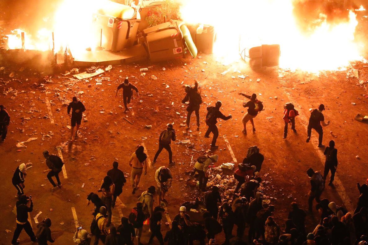 ErikaTorregrosa's tweet photo. 4 noches de incertidumbre, miedo, inseguridad y 4 días en los que la ciudad renace como el ave fénix para intentar recuperar la normalidad.
¡Así no!
Queremos recuperar la paz y la convivencia en #Barcelona #NoALaViolencia https://t.co/856A0Itjhx