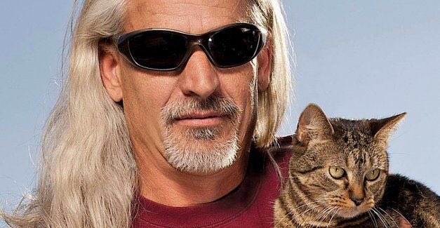 _The_Texorcist_'s tweet photo. I rediscovered a guilty pleasure of mine, A&E’s Shipping Wars. It was cheesy & scripted but it had one thing that made it worth watching... @RoyGarber & his feline companion Muffy. When he was on the show it was perfect... just like him. #ShippingWars #RIP #RoyGarber https://t.co/AknmOK7R7B