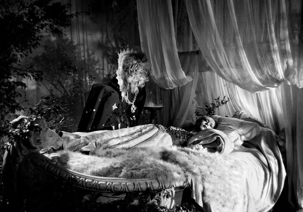 AFdeChicago's tweet photo. You probably know all about the Disney version of Beauty and the Beast, but have you ever seen the Jean Cocteau French one from 1946? It's a beautiful and magical story. Don't miss out! #FrenchFilms #FrenchEvents #ChicagoEvents #FrenchMovies #LearnFrench https://t.co/3iJNYtaikl