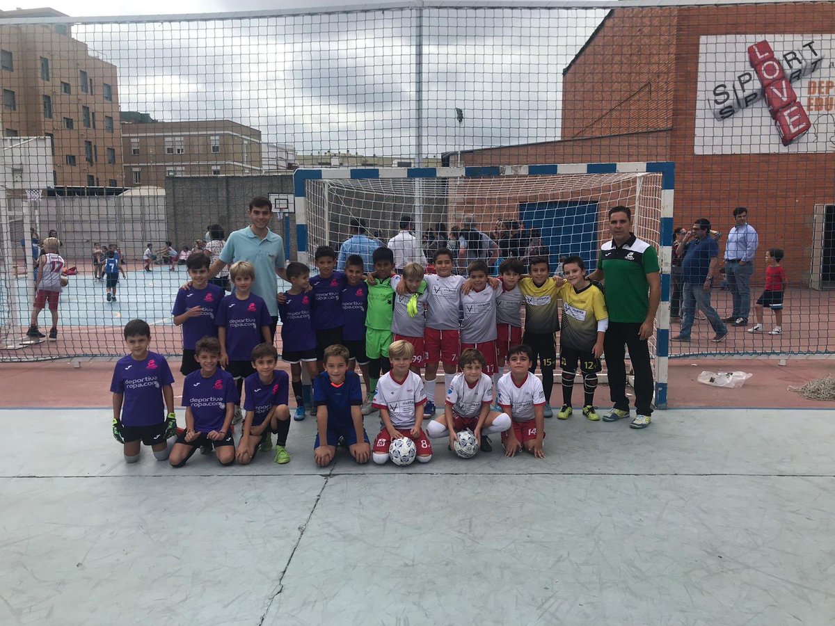 SalesTrinidad's tweet photo. Gracias a los 50 equipos que han asistido con más de 600 jóvenes deportistas a nuestro trofeo de pretemporada pasando una bonita tarde deportiva y educativa! Gracias a @DeportesECS por sus árbitros y gracias a todas las familias asistentes fomentando el deporte! @SalesianosSTRD https://t.co/Coo9VCiCqs