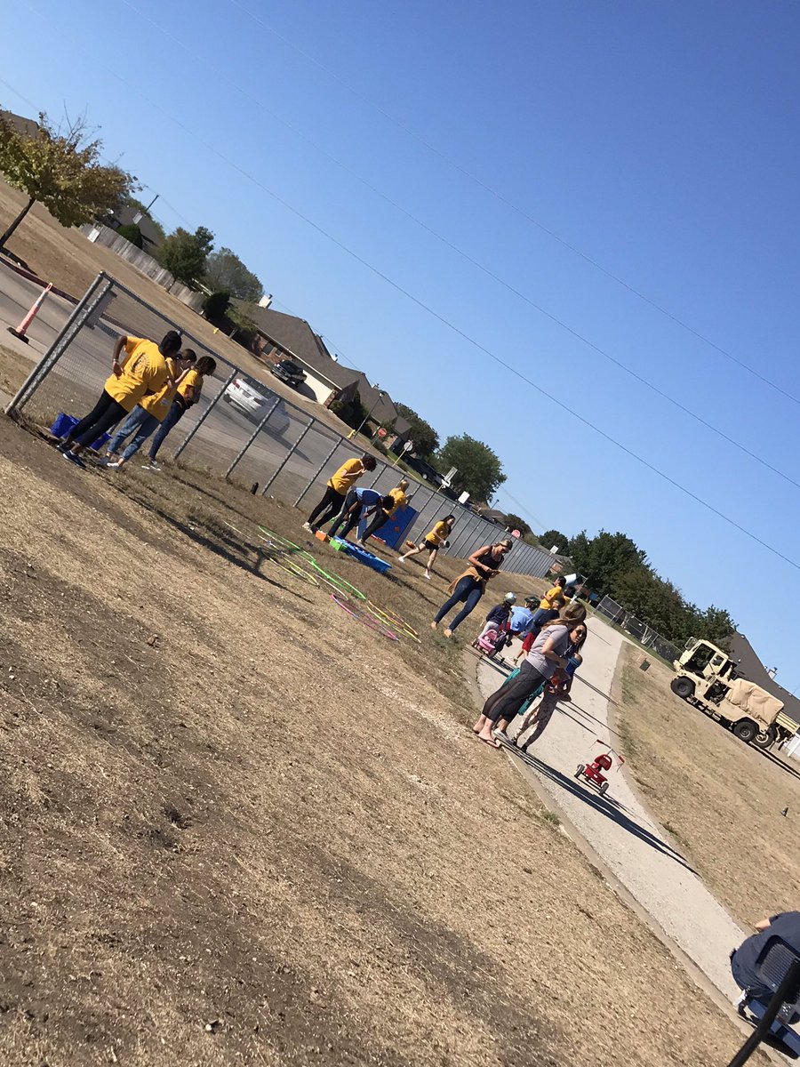 MsMichaelBio's tweet photo. HHHS Interact club helping out with Skipcha EL fall fest :-) #HHHSInteract #WeAreKISD #BeTheInspiration #RotaryRocks https://t.co/IdJ4aIr9YS