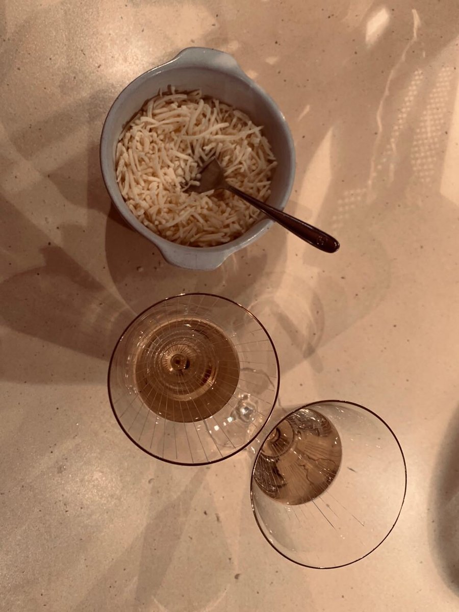 isaimwlanland's tweet photo. Käse und Wein sind das Motto des Abends ❤️
#worklifesleepbalance https://t.co/sX0ybaCs9X