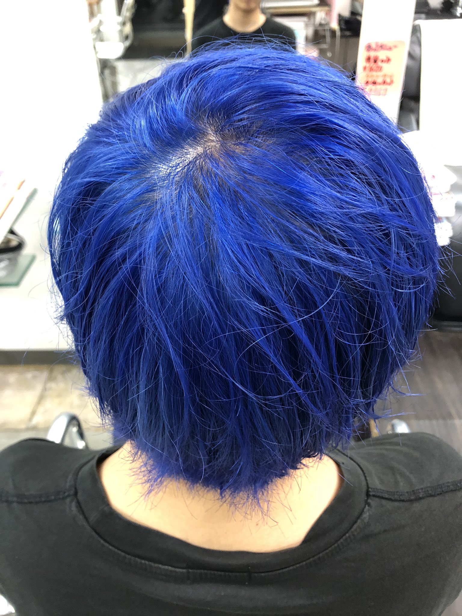 ストロベリーロックス 赤羽カラー専門店 本日のヘアカラー メンズのブルーヘア ビフォーは前に染めた時の毛先のブリーチが残る状態から根元の修正も兼ねてホワイトブリーチで２回抜いてベースを作って濃いめの青をオン めっちゃクールな青に染まっ