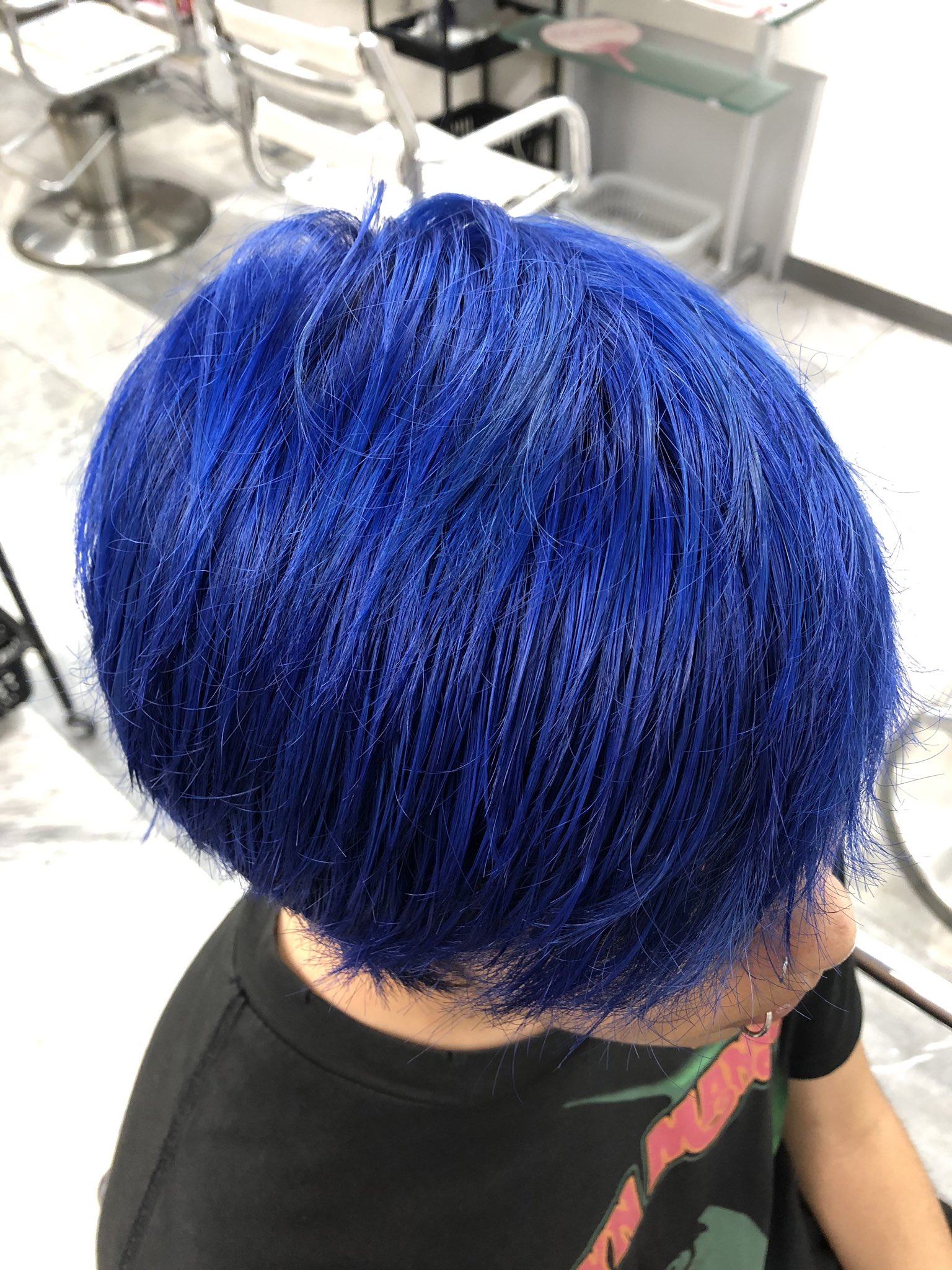 ストロベリーロックス 赤羽カラー専門店 本日のヘアカラー メンズのブルーヘア ビフォーは前に染めた時の毛先のブリーチが残る状態から根元の修正も兼ねてホワイトブリーチで２回抜いてベースを作って濃いめの青をオン めっちゃクールな青に染まっ