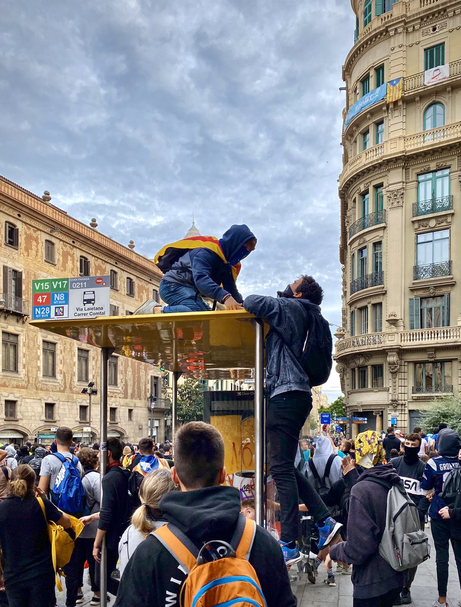 KatherineGriffo's tweet photo. #Barcelona 
#Barcelonariots #Riots #photojournalism #ProtestasCatalunya #strike https://t.co/fjKTnKpA5q