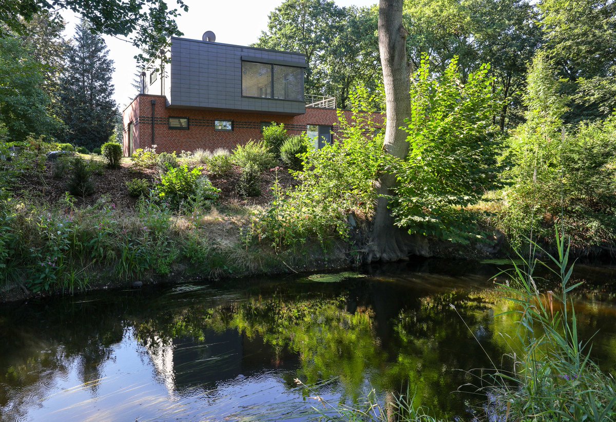 baulinks_de's tweet photo. Neustart für einen Winkel-Bungalow mit Naturschutzaussicht ➥ mehr dazu: https://t.co/vWs4APbRHn ➥ siehe auch: #Schieferfassade #Fassadensanierung #Rathscheck #Schiefer https://t.co/PVVGP7tqLi