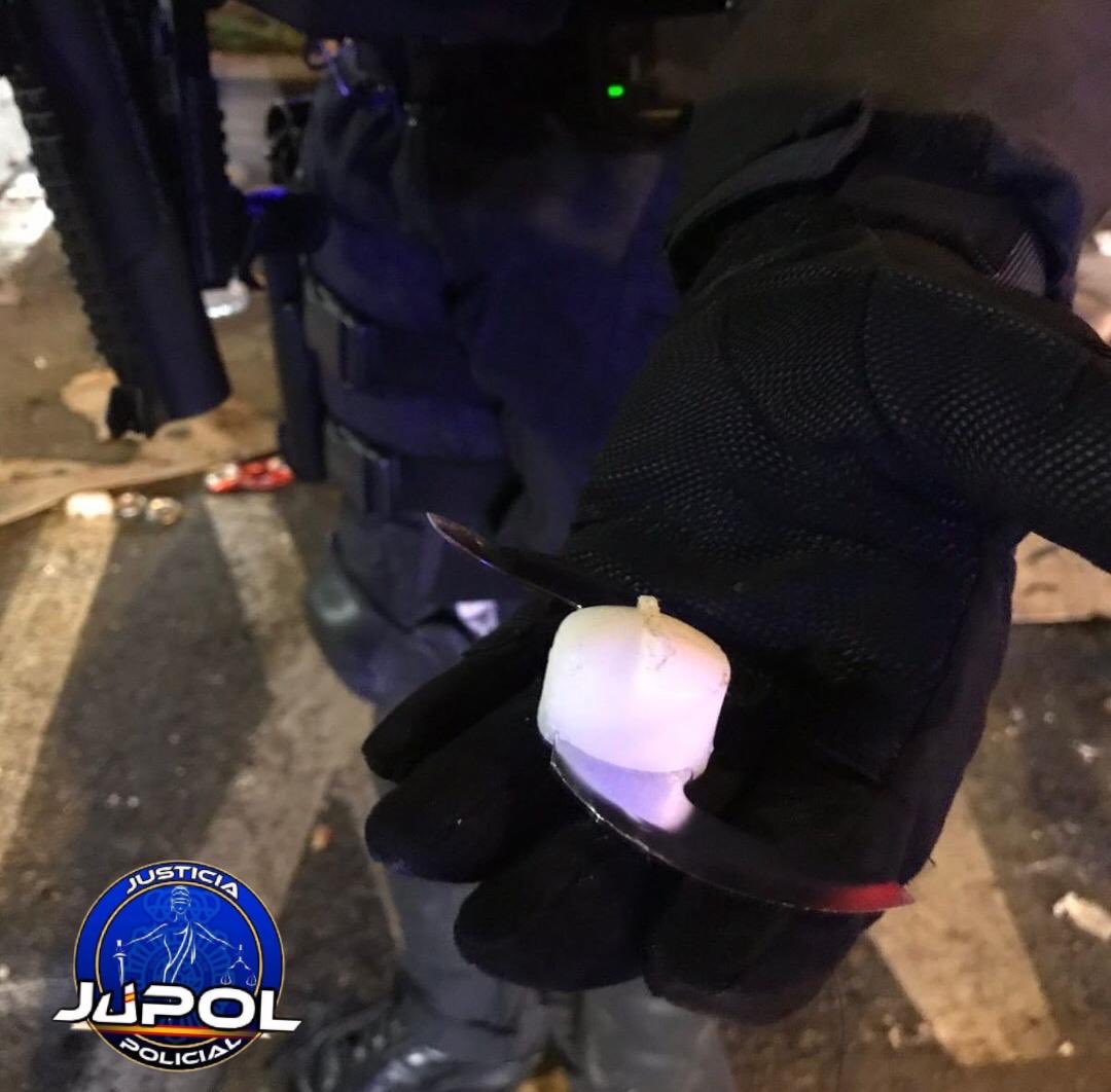 JupolNacional's tweet photo. 🔴Estamos MUY PREOCUPADOS por el estado de salud de uno de los compañeros heridos.🔴 El resto de compañeros evolucionan favorablemente.

👉Hasta con un motosierra han atacado a los compañeros...

👉Jamás habían presenciado una violencia igual contra la @policia

#EquiparacionYa https://t.co/cO5UKGUDfl