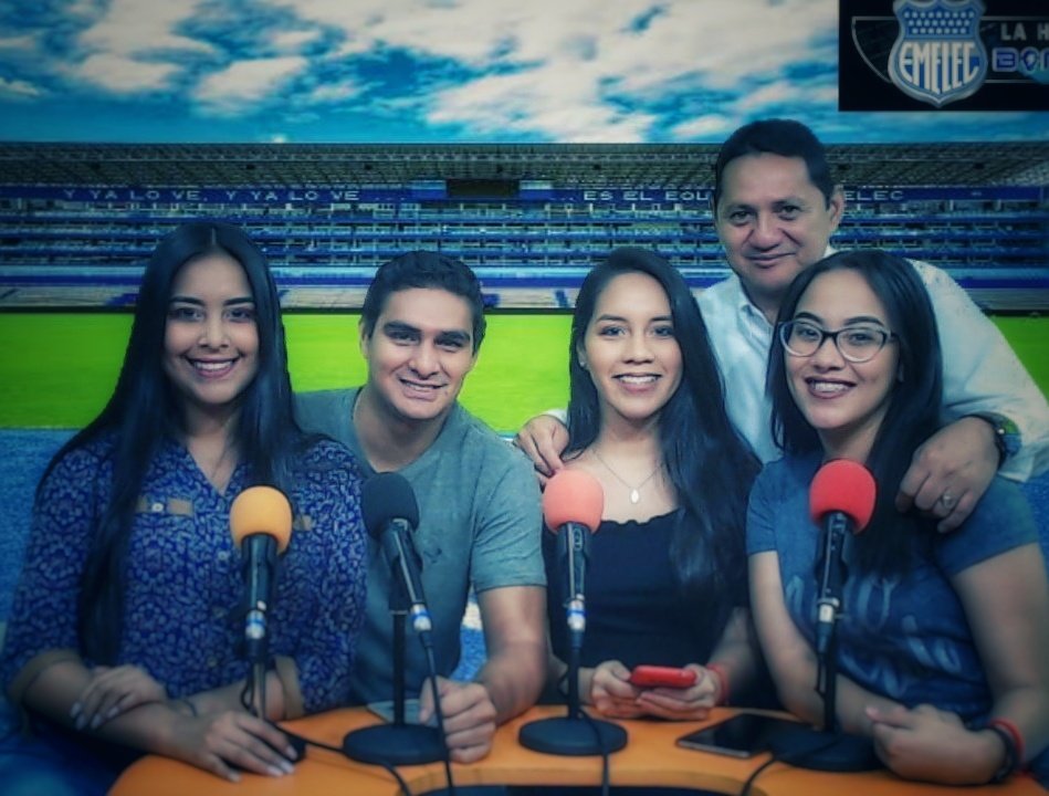 290ef83d217b41d's tweet photo. Un grupo de categoría #LaHoraDelBombillo @SenalPositivaTV #CSE #Bombillo  #Emelec https://t.co/dOv5coMlDN