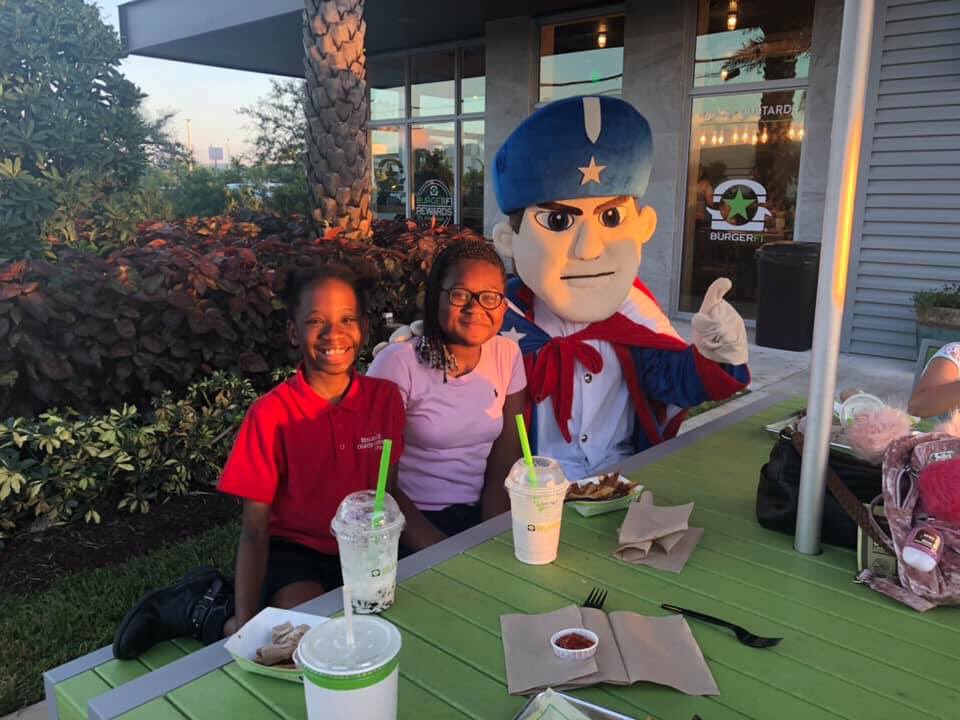 PinesPatriots's tweet photo. Hey @BURGERFI , we had a great time at your Pines location on Thursday night. @PatriotsPines is looking forward to building a great relationship! #savetheearth #veganpower #recycleandreuse #pineslife #beyondburger https://t.co/G4LY3gFdlE