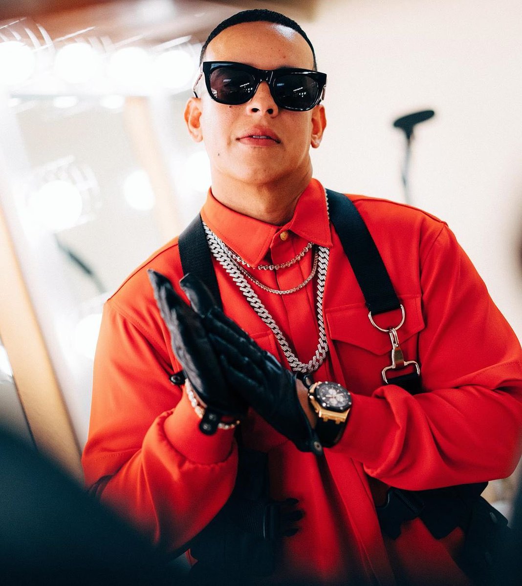 slangfm's tweet photo. - ¡@daddy_yankee estrenó su sencillo "Que Tire Pa Lante" en los @LatinAMAs y la rompió!
Aquí puedes ver su presentación y más momentos chidos de los #LatinAMAs2019 👉🏻 https://t.co/Sh0NAFSLr6
#SlangFm #LatinAMAs #DaddyYankee #QueTirePaLante https://t.co/hNFlcdomn5