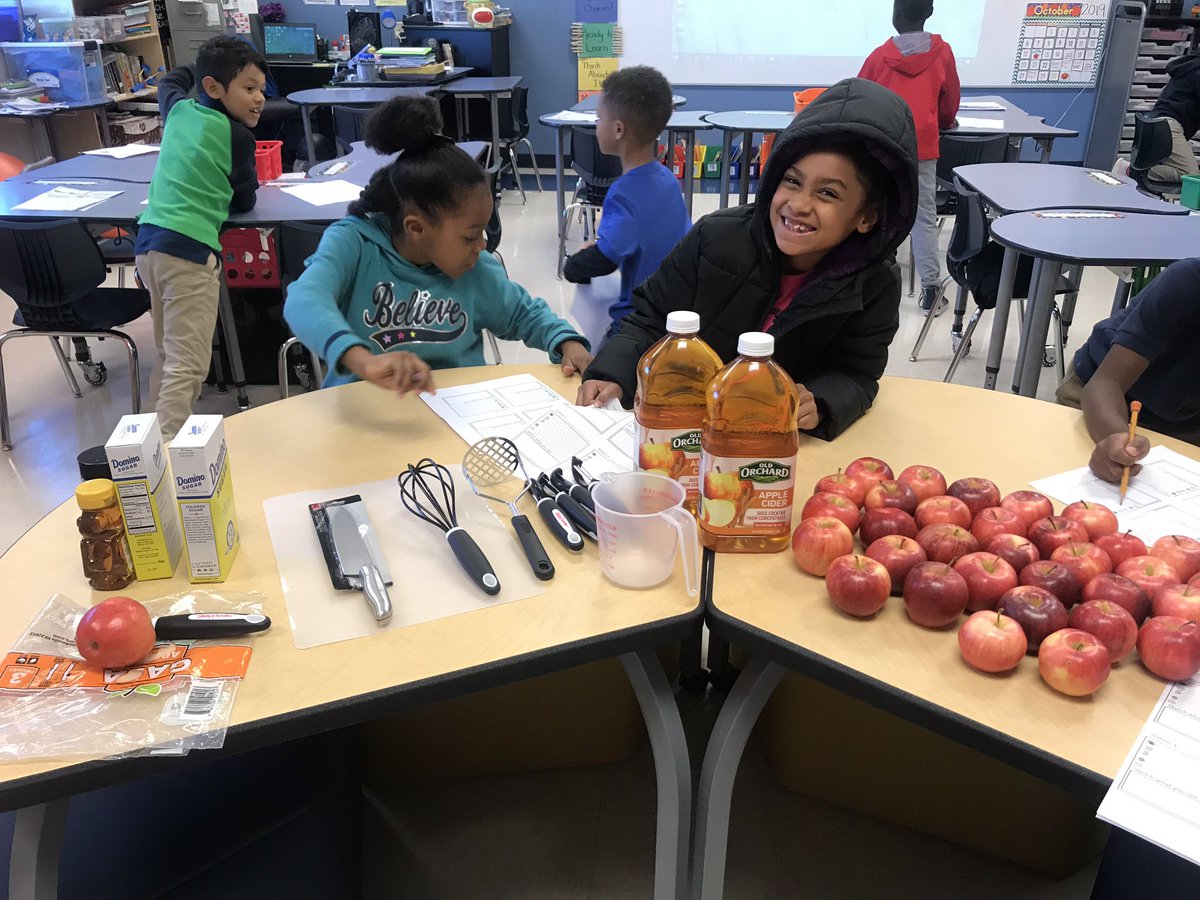 Mrs_S_Conyers's tweet photo. We had an AWESOME day exploring Virginia’s agriculture by making applesauce and tasting apple cider! #AppleTASTIC 🍎 #2ndGradeROCKS #MyLittleCookies #ConyersCookies 🍪 #AmazingSousChefs 👨🍳 https://t.co/D0qEvaPvTl