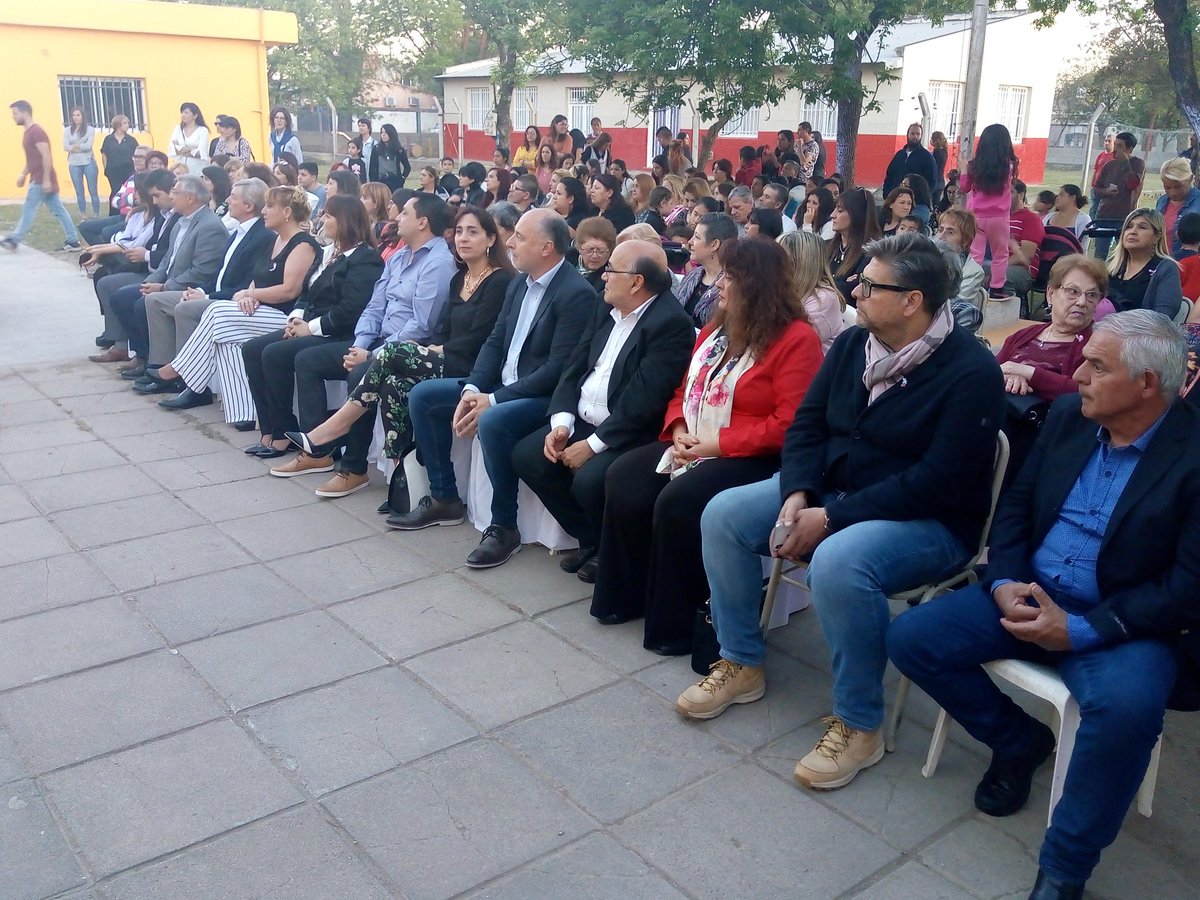 JoseAEscamilla's tweet photo. Participando junto a @eaccastellocom y @vnavarroalegre de la celebración por los 100 años de la Escuela Justo José De Urquiza. No hay pueblo que progrese sin Educación para todos. 📚 https://t.co/pcSLbtMyIx