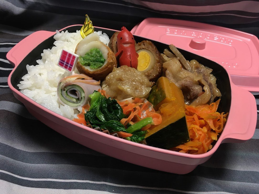 大泉ヨーコ 19年10月19日のマイベントー うずら卵スコッチエッグ ごぼう牛肉炒め 人参金平 かぼちゃ煮 小松菜と人参のナムル 冷凍シュウマイ レタス竹輪 しそハムチーズ ソーセー人 白飯 女子力高いお弁当箱でドカベンといういつもの ｗ