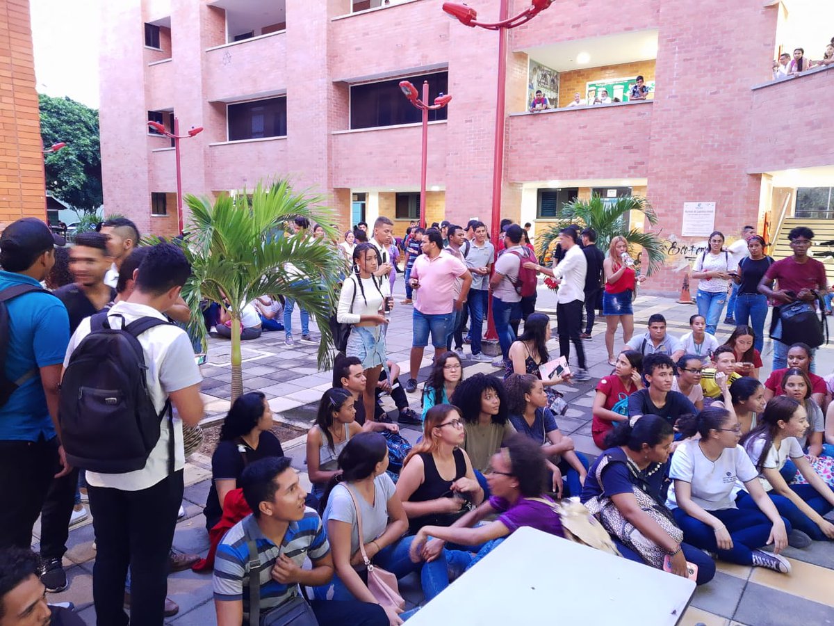 UneesCesarUpc's tweet photo. Así avanza la reunión estudiantil en la cual se expone la coyuntura de las IES.
#DuqueRespeteLasUniversidades
¡Ven y te #UNEES! https://t.co/i7yoG1yLR3