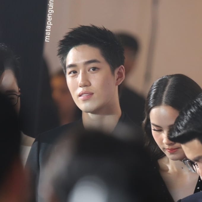 mata_penguin's tweet photo. "ตัว"น่ะอยู่ในงาน แต่"ตา"น่ะมองเก่งจังน๊าาาาา ทะนาโพ้บบบ!!! ~ 😏😆😝💘💓💕
.
.
#Thanapob_lee
#OPPOSuperFlagshipStore
#OPPOReno2Series
#Nadaoartist
.
#canoneos800dbyMATA 🐧📸 https://t.co/6YsgFpNacr
