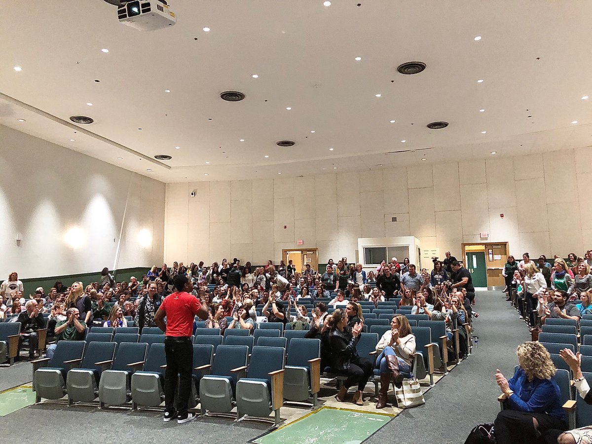 docspeaks's tweet photo. 😊#memorablemoments this week🔥#DocSpeaks 🎤💫 1-Seeing the best #schoolsign 🤩 2-Seeing copious notes 📝 of an audience member ☺️3-Meeting the fellow former polevaulter who broke my state record by 2 feet 😲& 4- Most touching was being able to honor the #paraprofessional 🙌🙌🙌 https://t.co/KTvD34Ezrl