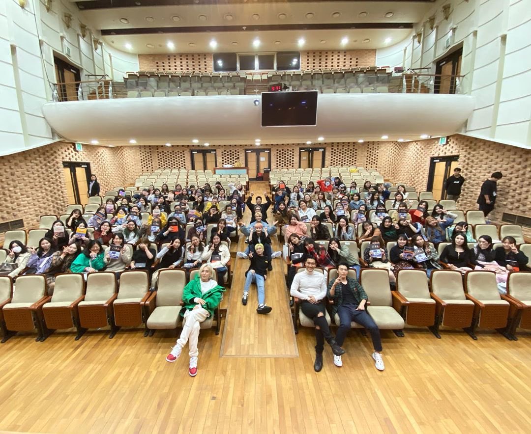 FrenchDalnim_'s tweet photo. [ leeteuk instagram update ] 191018

ENG: #GoPickUpThePhoto #GoHomeSafely #FirstFansign
FR: #VenezPrendreUnePhoto #RentrezBien #PremièreFansign https://t.co/lJBlxUpIV2